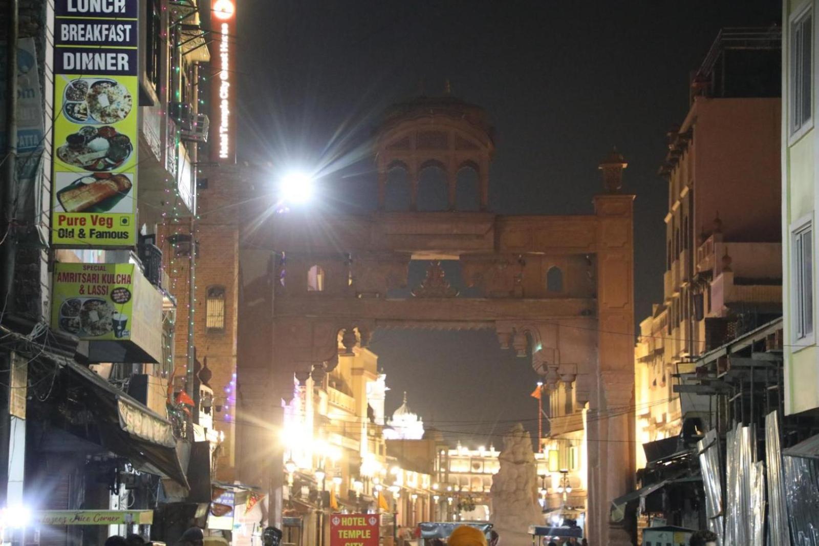 Hotel Avi Inn Amritsar Bagian luar foto