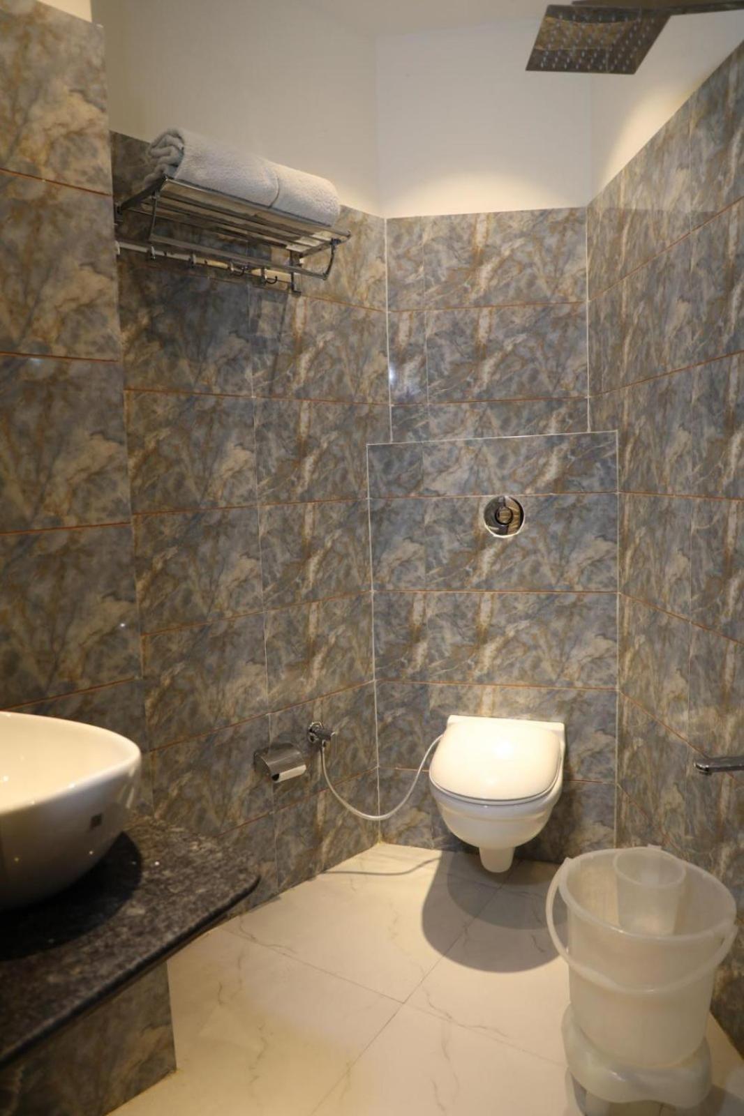 Hotel Avi Inn Amritsar Bagian luar foto